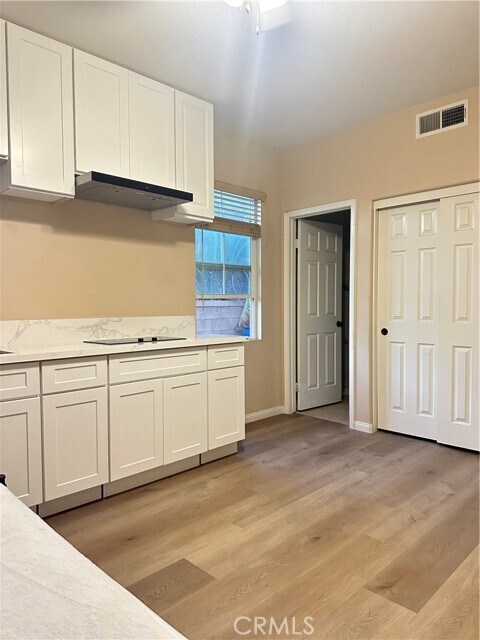 Foto del edificio - 12609 Dupont Dr