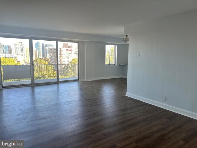 Foto del edificio - 8315 N Brook Ln