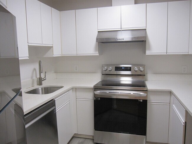 Foto del edificio - 677 Quincy Shore Dr