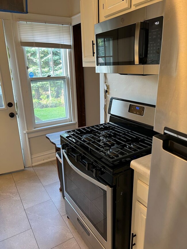 Building Photo - 2546-2548 Kendall Avenue