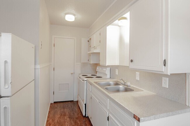 Foto del edificio - Remodeled units AVAILABLE NOW! Leasing fast!!!