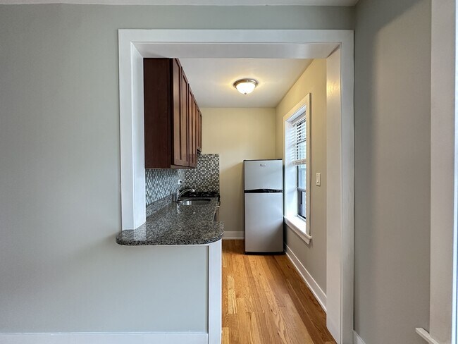 Building Photo - 823 W Wolfram St