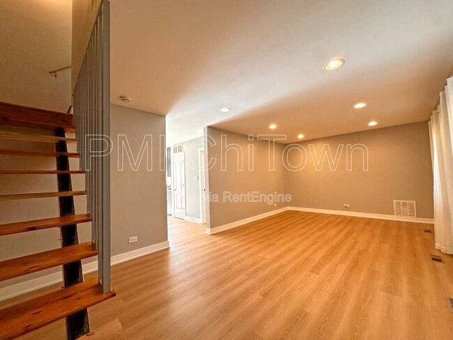 Building Photo - 1117 Ct B