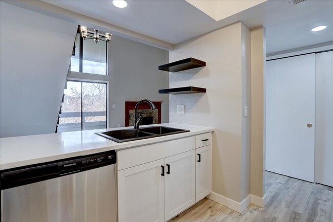 Foto del edificio - Stunning Top-Floor End Unit with Vaulted Ceilings and Modern Finishes