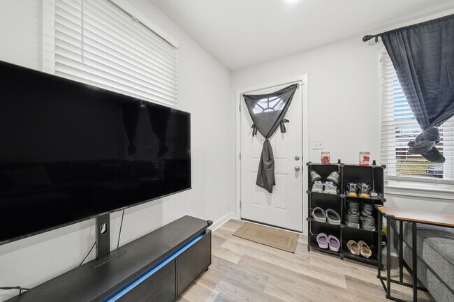 Building Photo - 913 Dandridge Dr