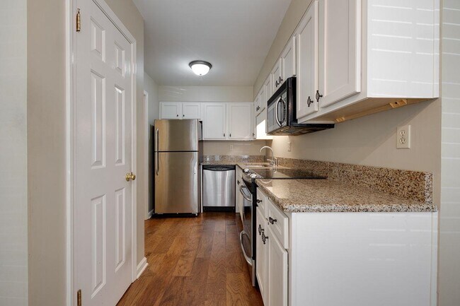 Foto del edificio - 6636 Pondside Cir