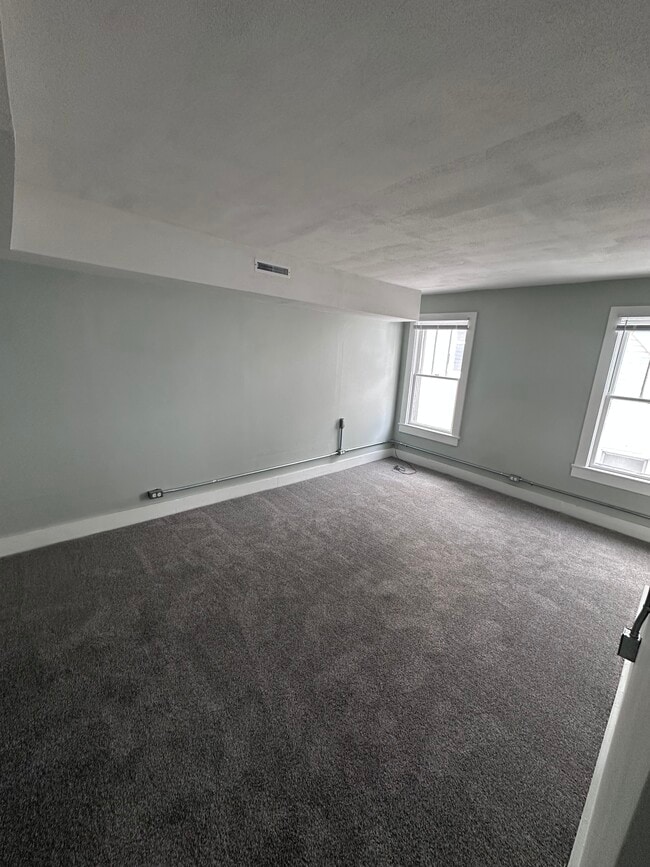 Building Photo - 358 S 6th St