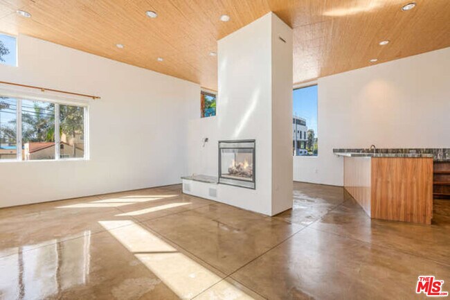 Building Photo - 2452 Penmar Ave