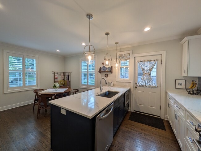 Building Photo - 2741 Lincolnwood Dr