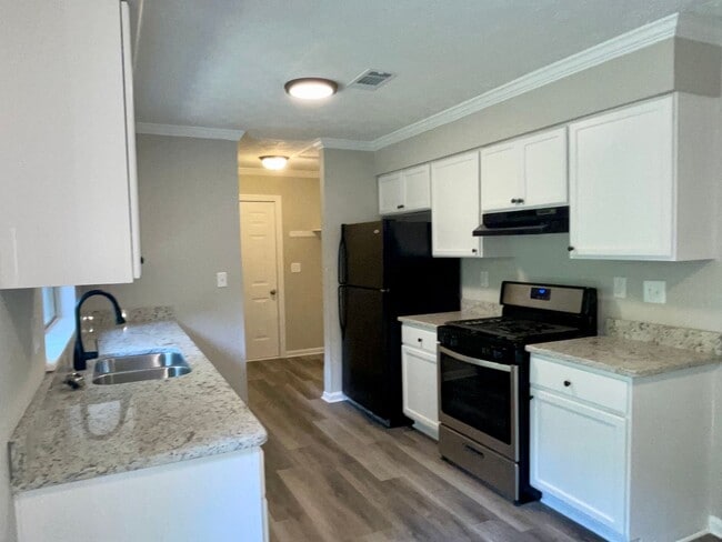 Building Photo - Updated 3 Bed/1.5 Bath Ranch In Serene Nei...