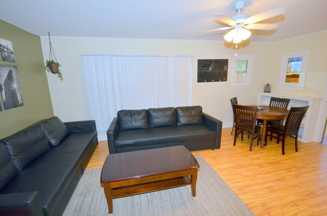 Foto del edificio - 1529 N Bronson Ave