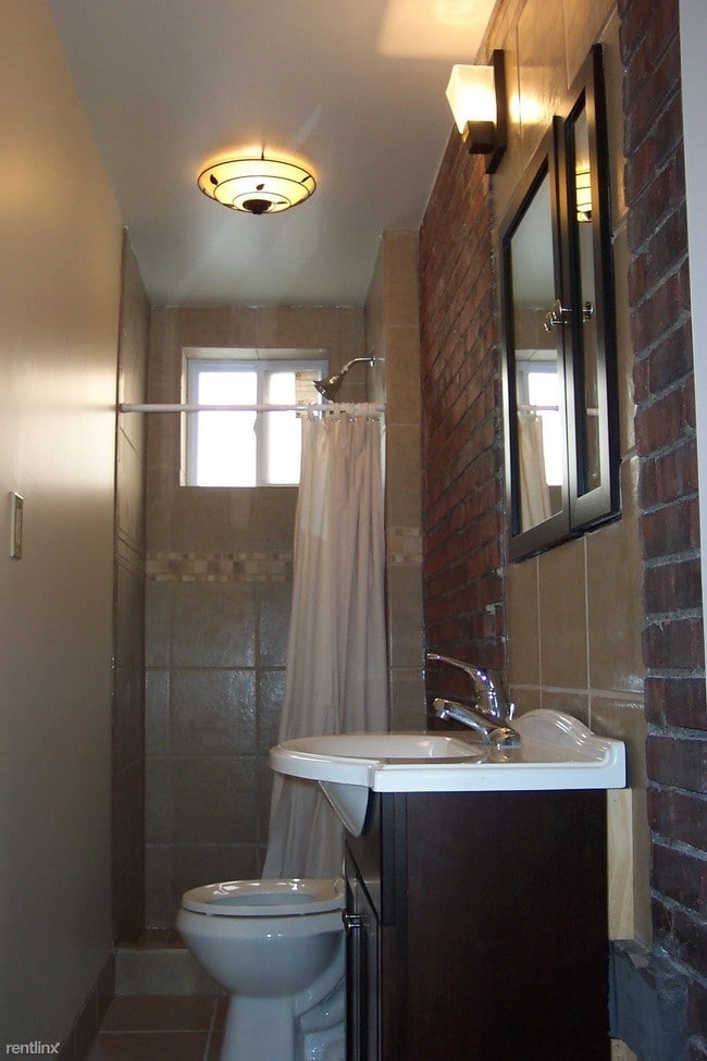 Building Photo - 5 br, 2 bath House - South Oakland Spaciou...