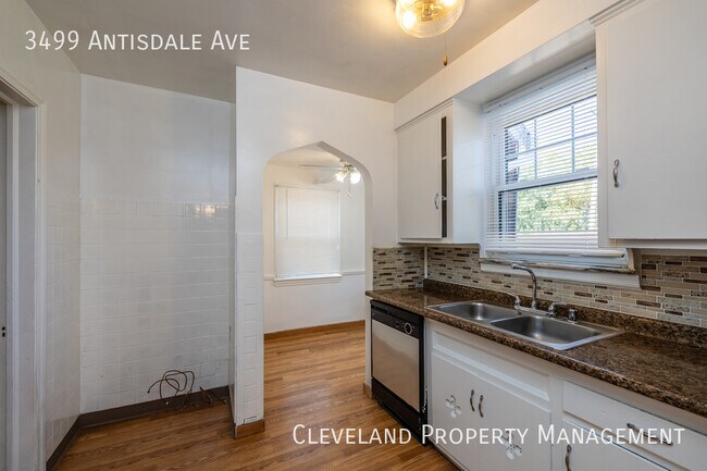 Foto del edificio - Beautiful Brick Cleveland Hts Home