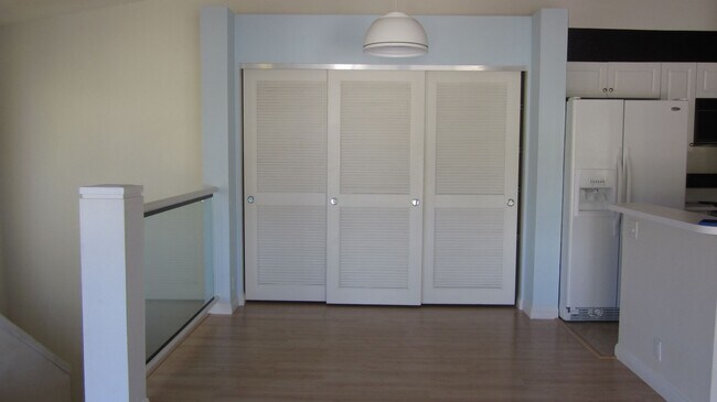 Foto del edificio - SPACIOUS 2 BED/2BA/2PARKING TOWNHOUSE IN A...