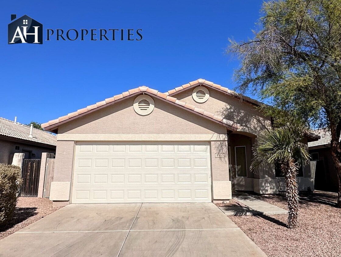 Foto principal - 8560 W Laurel Ln