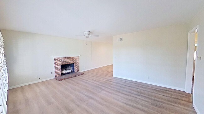 Foto del edificio - 8011 Taylor Dr