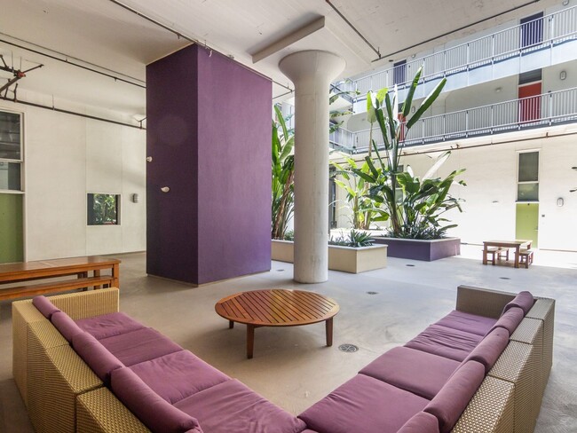 Building Photo - Top Floor 1 Bedroom Loft in Los Angeles