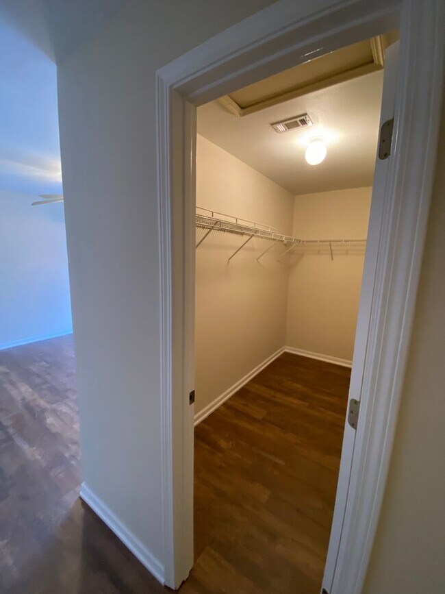 Building Photo - 4 Bedroom home located in the St. Martin S...