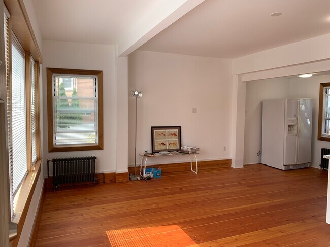 Building Photo - 334 Mosel Ave