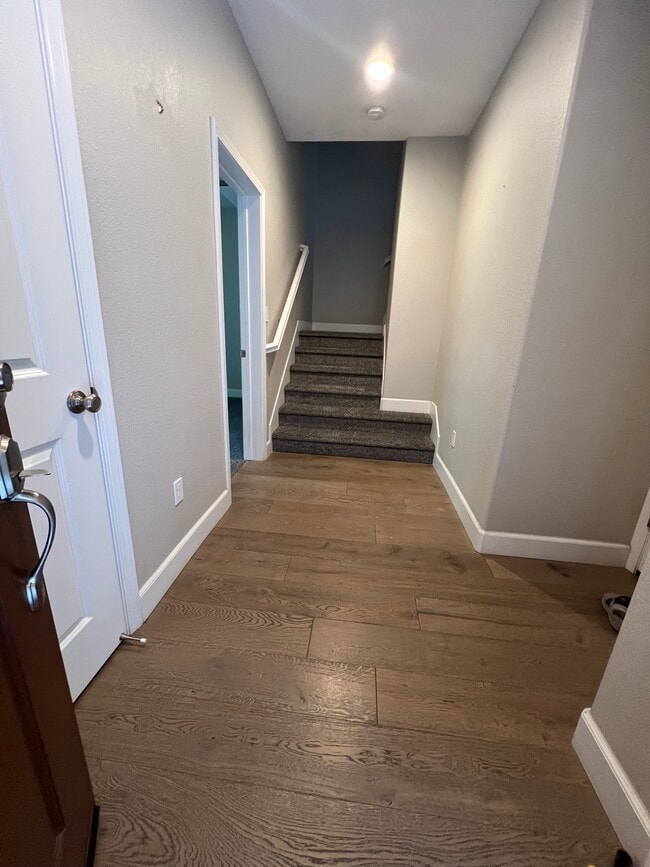 Entrada por la puerta principal, garaje a la derecha y habitación a la izquierda. - 2904 Worthing Cmn