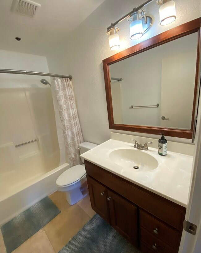 Foto del edificio - 5649 Lake Park Way