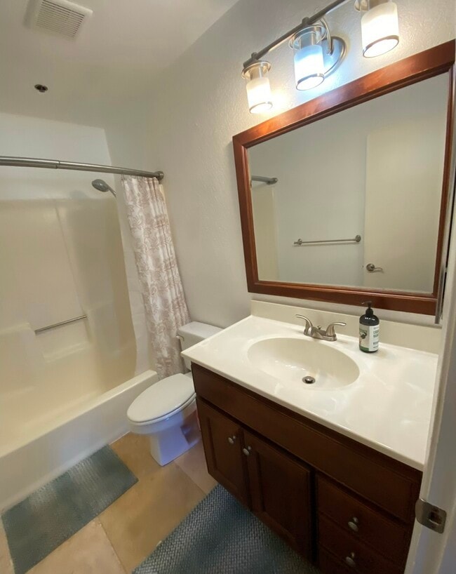 Building Photo - 5649 Lake Park Way