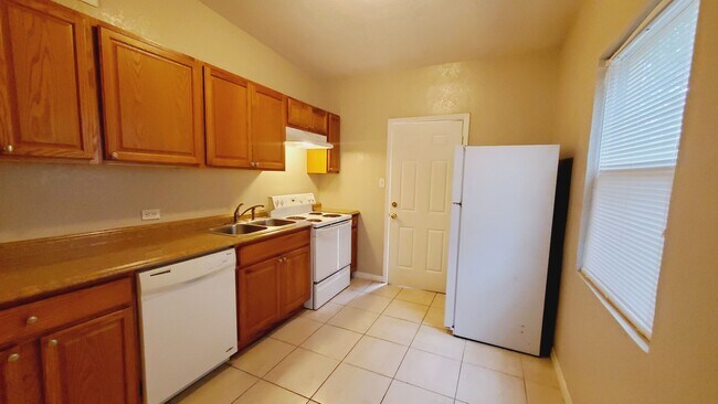 Building Photo - 3916 W La Salle St Tampa, FL 33607 January...