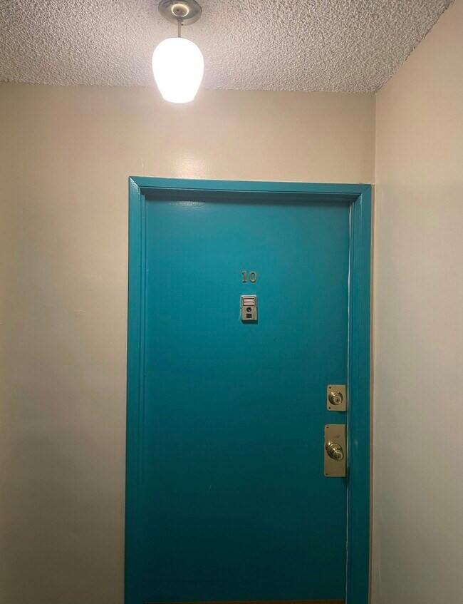 Foto del edificio - 2449 N Beachwood Dr