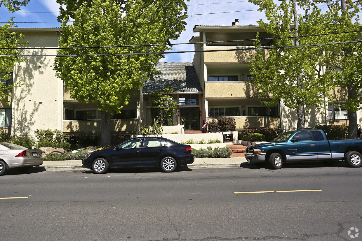 Primary Photo - Elm Place