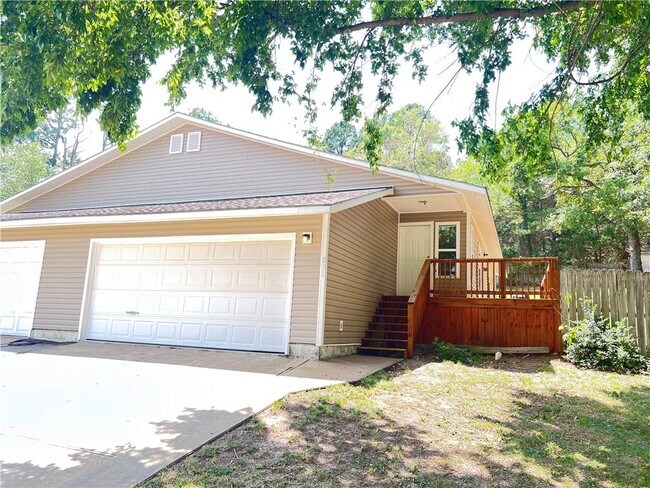 Building Photo - 831 N Lola Ln