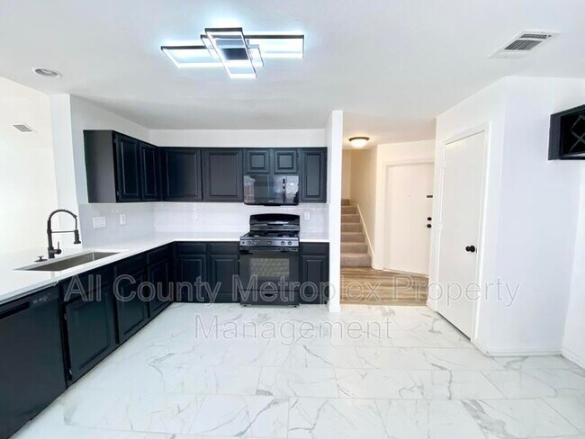 Building Photo - 1332 Sheila Dr