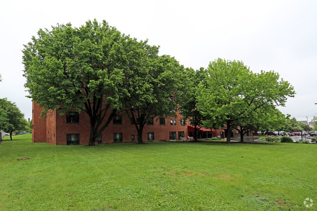 Foto del edificio - Guild House West 62+ Senior Apartments