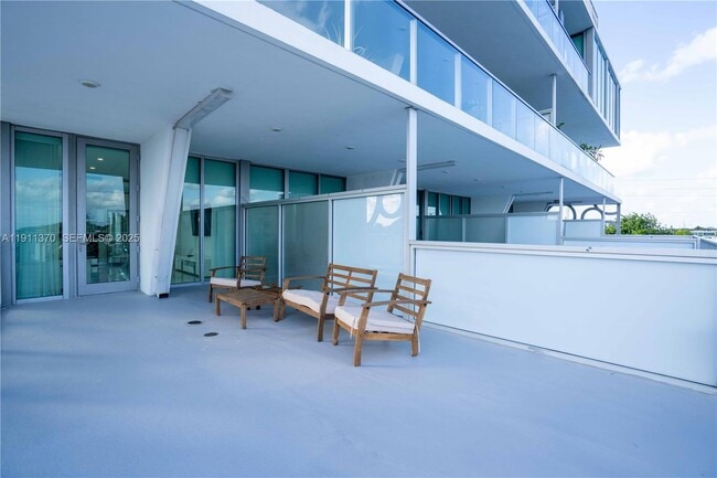 Foto del edificio - 8425 Crespi Blvd