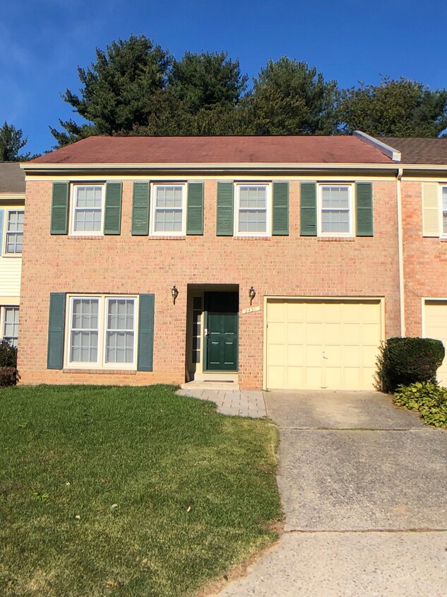 Primary Photo - Large 4 BR 2.5 BA townhouse. Garage!