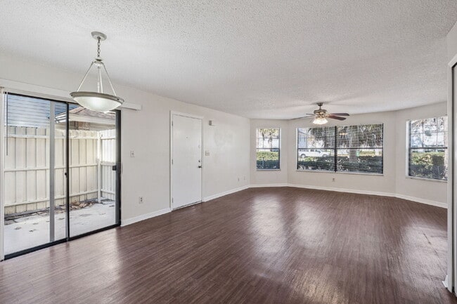 Building Photo - Spacious 3-Bedroom, 2-Bath Oasis in the Heart of Kissimmee!