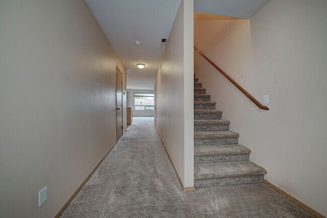 Foto del edificio - Spacious 3 bedroom townhome close to CK sc...