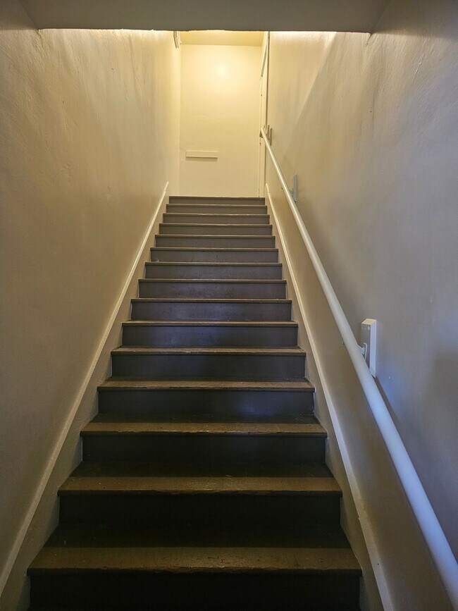 Foto del edificio - CUTE UPDATED APARTMENT IN DOWNTOWN SACRAMENTO!! $500 OFF FIRST MONTH'S RENT