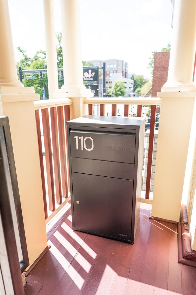 Building Photo - 275 S Limestone