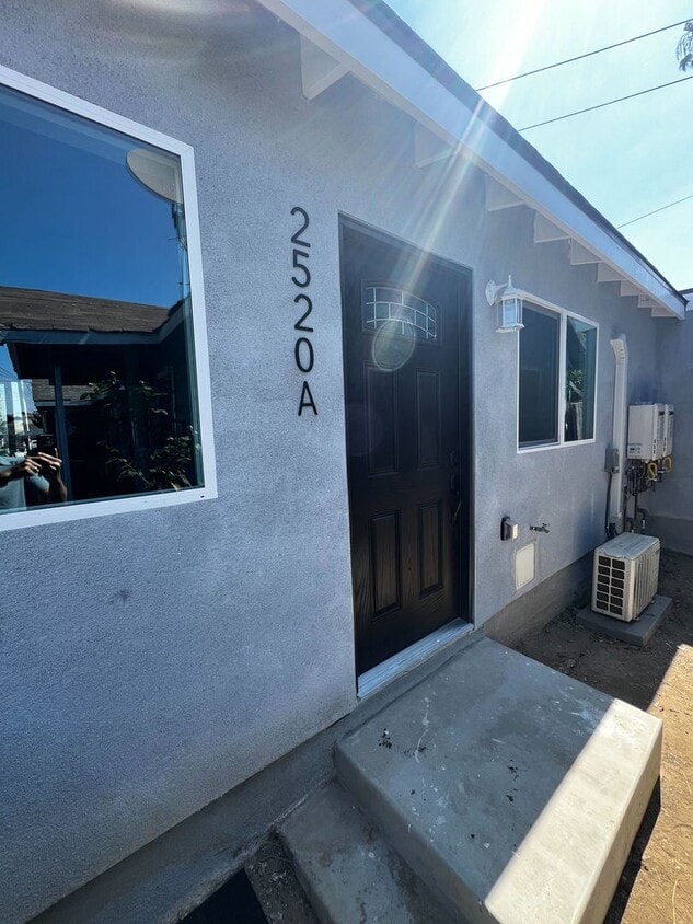 Primary Photo - 2516 E Anaheim St