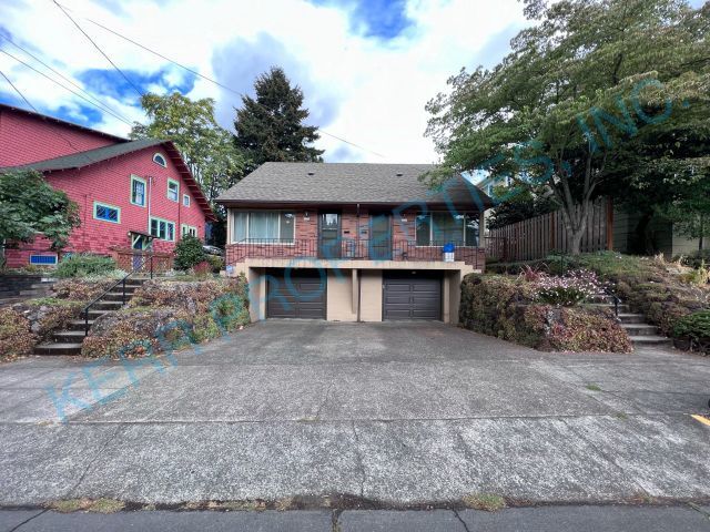 Building Photo - Charming 2-Bed Oasis with 1,111 Sq Ft of Comfort in Vibrant SE Portland!