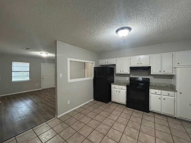 Foto del edificio - Limited Time Special Offer / 3 Bed/1.5 Bath Home with Carport / Pet-Friendly / Coming Soon!