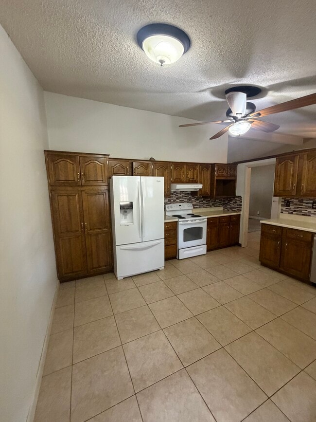 kitchen - 3301 Canterbury Dr