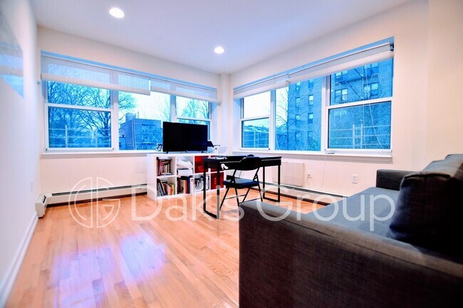 Foto del edificio - 25-44-44 Crescent St