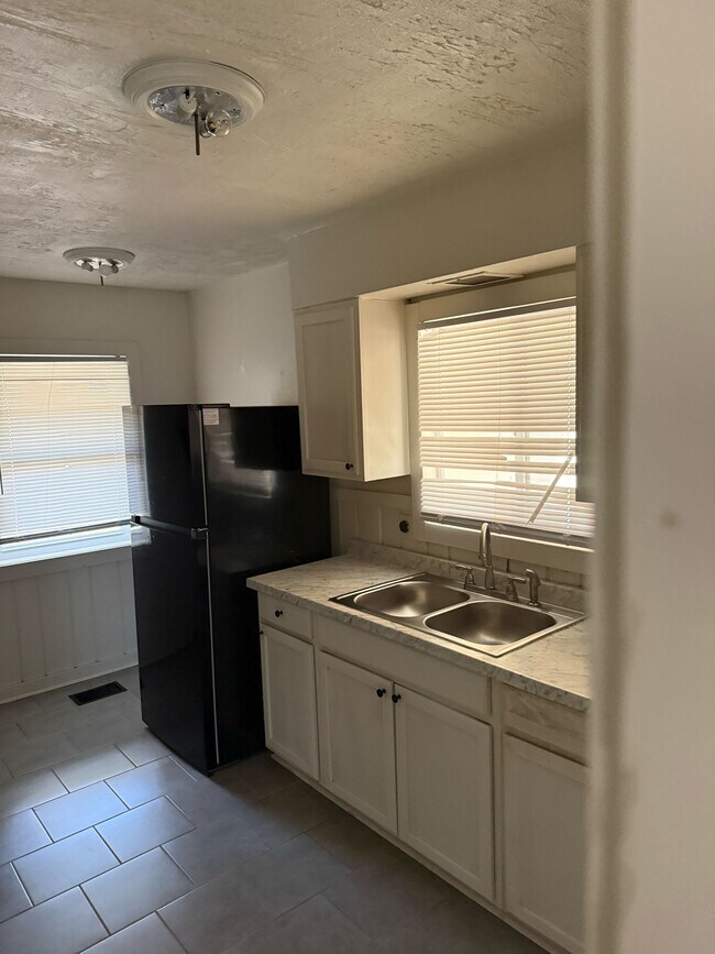 Building Photo - 2718 Emerald Dr