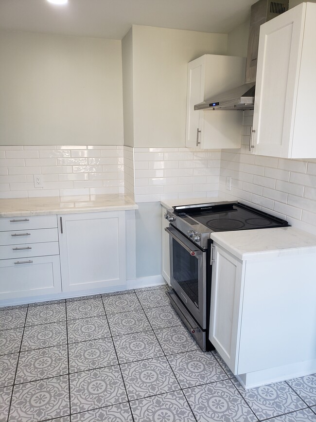 Kitchen view 1 - 46 Dennis St
