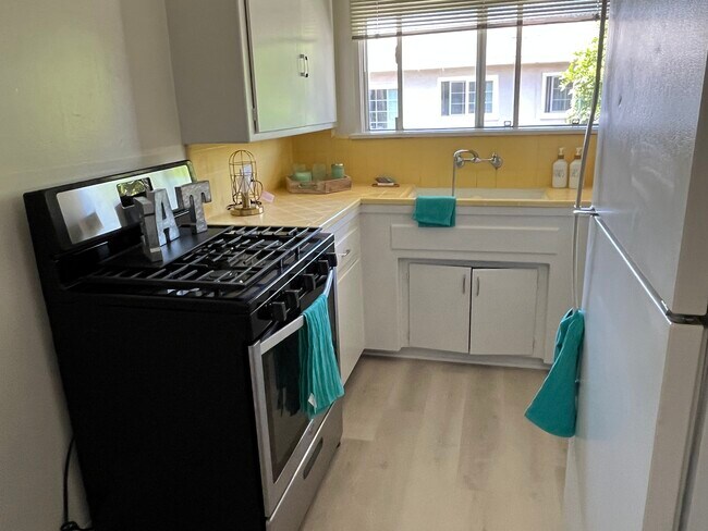 Kitchen - 709 E Windsor Rd