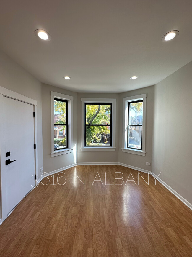 Foto del edificio - 3616 N Albany Ave
