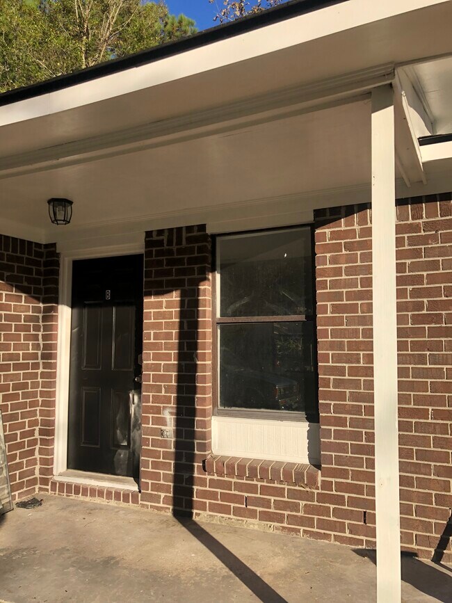 Building Photo - 110 Langley Dr