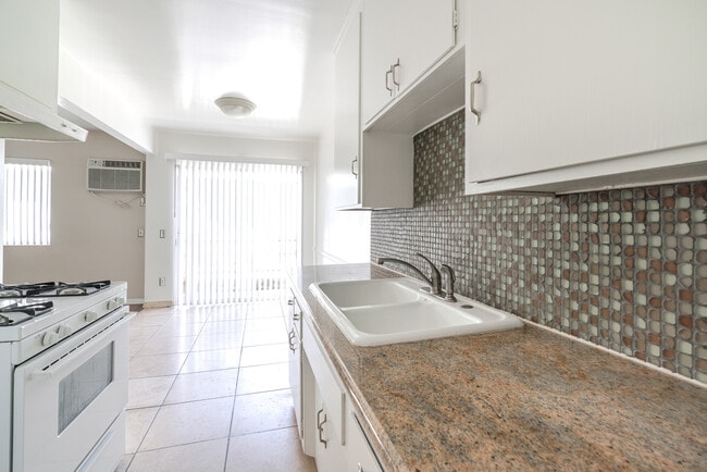 Foto del edificio - 320 E Del Mar Blvd
