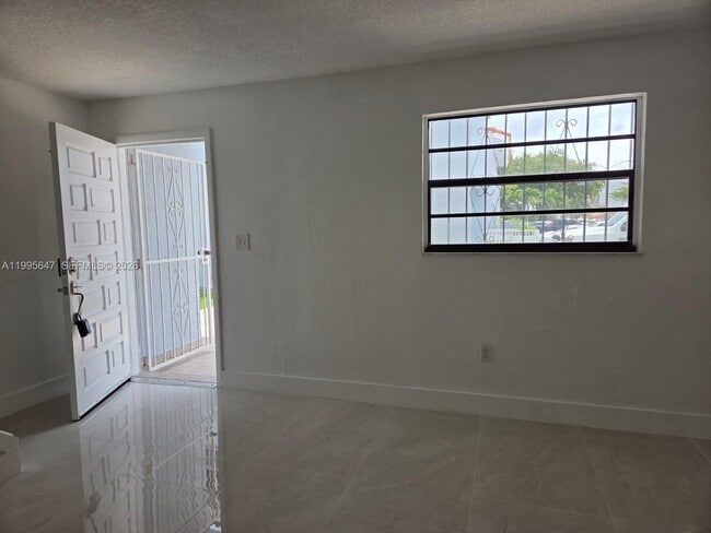 Building Photo - 550 SW 115th Ave